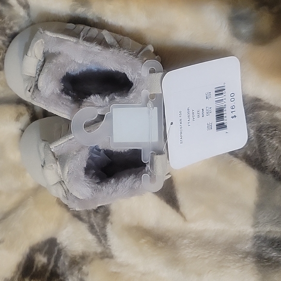 Baby girl starting out moccasins. - Picture 4 of 5